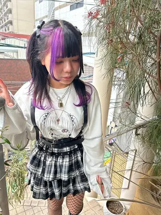 ロング カラー qiie リタッチ 黒染め　ワンカラーのヘアスタイル