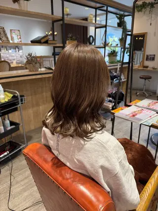セミロング カラー 岡田 真弥のヘアスタイル