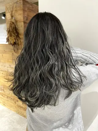 ロング カラー 白髪ぼかしハイライト バレイヤージュヤマトのヘアスタイル