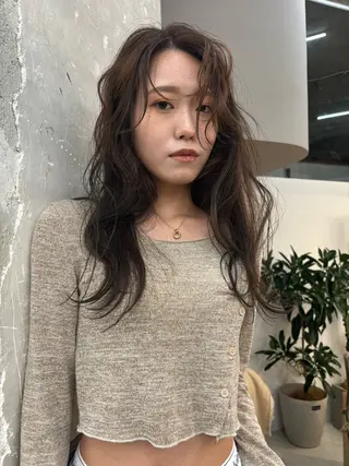 ロング ami/大阪/暖色 /レイヤーカットのヘアスタイル