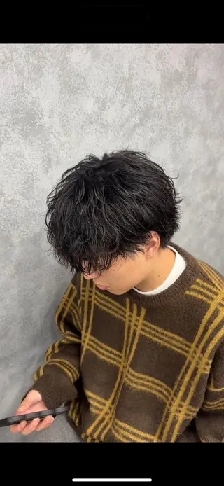 メンズ シャドウ/フェザー パーマメンズりつきのヘアスタイル