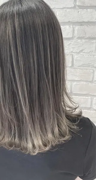 ミディアム あやかショート 白髪ぼかしのヘアスタイル