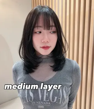 ミディアム 興津/韓国レイヤー ダブルカラー美髪縮毛のヘアスタイル
