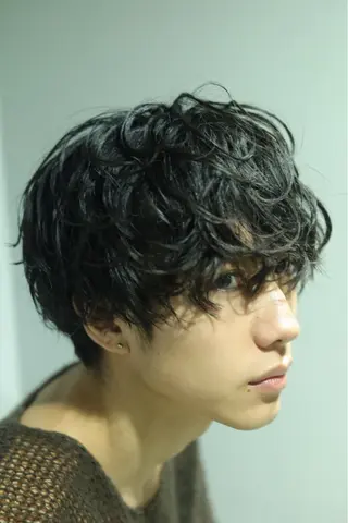 ミディアム パーマ メンズ ナチュラルカラー ブリーチなし　あんりのヘアスタイル