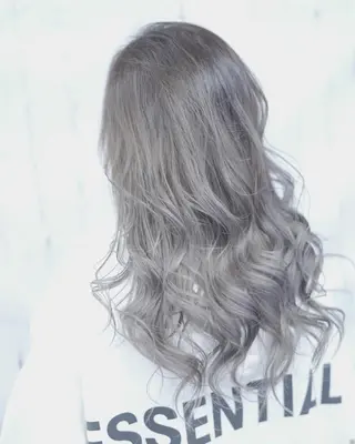 ロング カラー ヤナ マネージャーのヘアスタイル