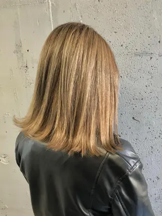 ミディアム カラー 顔まわりレイヤー デザインカットのヘアスタイル