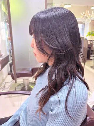 セミロング レイヤー 艶々カラーのヘアスタイル