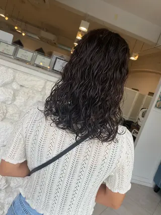 セミロング パーマ 饒平名 知也のヘアスタイル