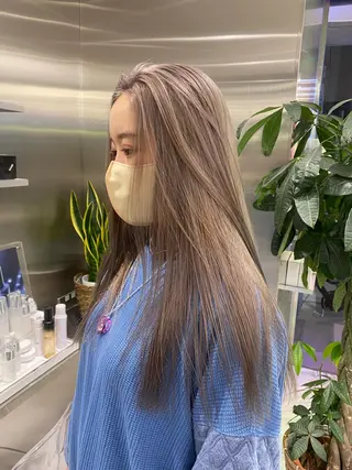 ロング 透け感ベージュ ／ミハルのヘアスタイル