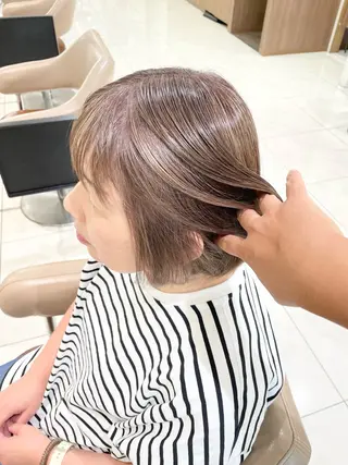 ショート カラー 清藤綾/脱白髪染め 白髪ぼかしハイライトのヘアスタイル