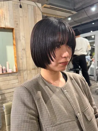 ショート ブリーチカラー/ブロ ンドレイヤーカットのヘアスタイル