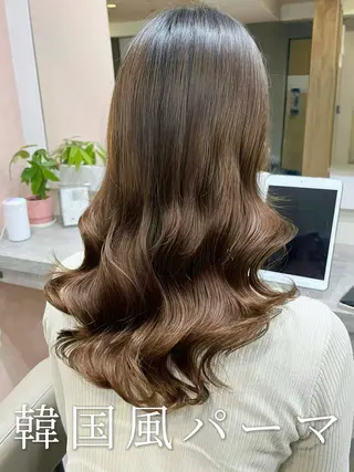 セミロング 波巻きウェーブ 韓国風パーマ 纐纈のヘアスタイル