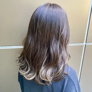 ロング カラー 松岡 知のヘアスタイル