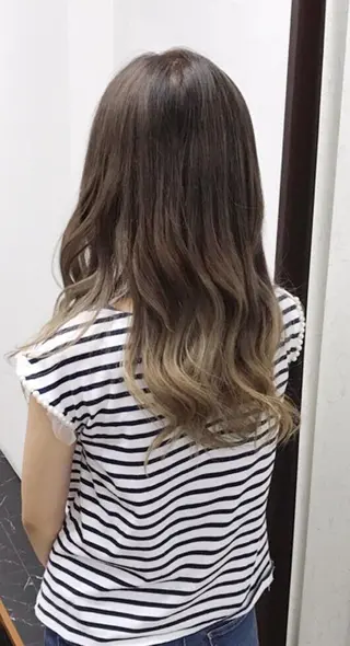ロング カラー ヤナ マネージャーのヘアスタイル