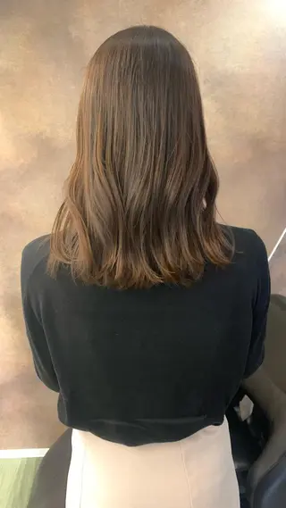 ミディアム カラー SAKINO． ベージュカラーのヘアスタイル