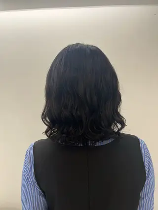 ミディアム コテ巻き風パーマ 藤澤　知彌のヘアスタイル