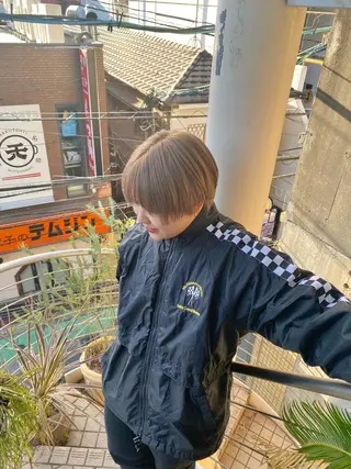 ショート qiie リタッチ 黒染め　ワンカラーのヘアスタイル