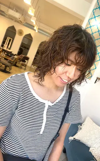 ミディアム パーマ 饒平名 知也のヘアスタイル