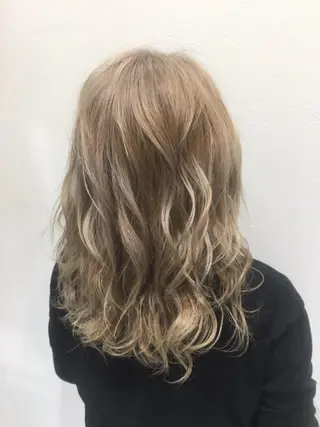 セミロング ブリーチカラー☆ 再生トリートメントのヘアスタイル
