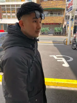 メンズ 顔まわりレイヤー デザインカットのヘアスタイル