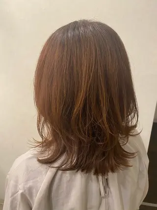 ミディアム 岡田 真弥のヘアスタイル