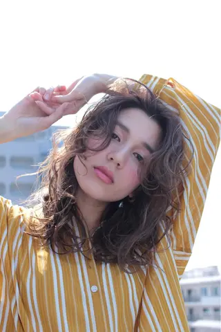 セミロング カラー パーマ 岩出 俊のヘアスタイル