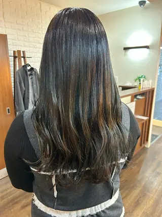 ロング トモタニ ミオのヘアスタイル