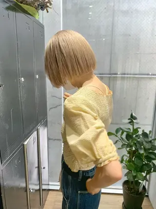 ショート カラー ミルクティーベージュ ブリーチ 店長 清水のヘアスタイル