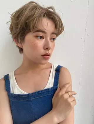 ショート shiori ﾍﾞｰｼﾞｭｶﾗｰのヘアスタイル