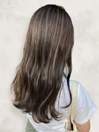 カラー ロング グレージュ×レイヤー 藤生 和宏のヘアスタイル