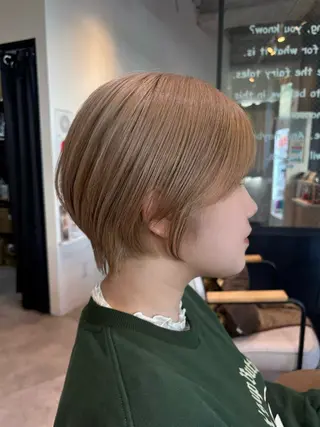 ショート カラー 肌に馴染むハイトーン /ミルクティーカラーのヘアスタイル