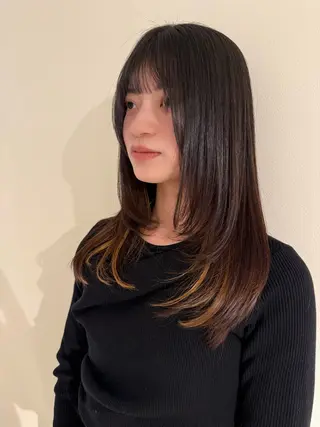 セミロング AVANCE emiのヘアスタイル