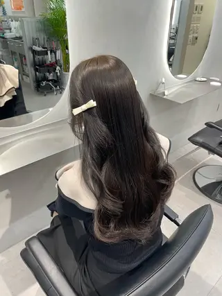 ロング ハイトーン デザインカラーのヘアスタイル