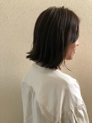 ミディアム カラー ツキノキ ミナのヘアスタイル