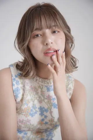 ミディアム カラー 小顔レイヤー/ ベージュ🤍Rieのヘアスタイル