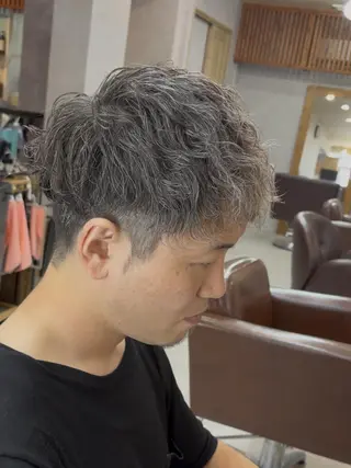 ショート メンズ ブリーチカラー🌈 嘉名 真樹のヘアスタイル