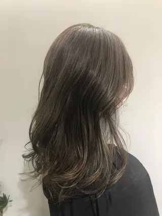 ロング カラー 白土 さくらのヘアスタイル