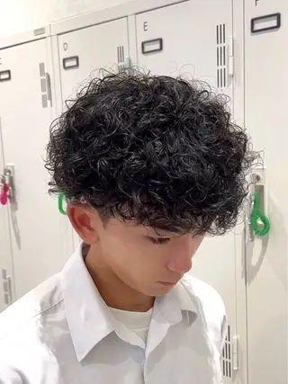 ミディアム パーマ メンズ 港南台短髪特化 フェザーパーマのヘアスタイル