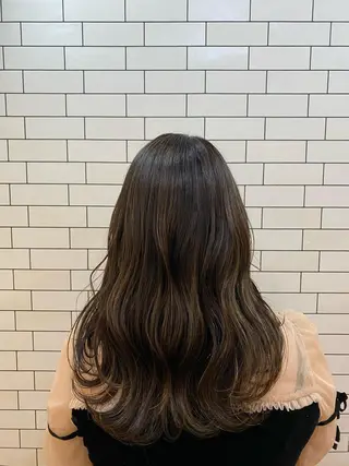 ロング カラー TAI透明カラー 柔らかい縮毛矯正のヘアスタイル