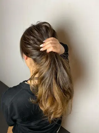 セミロング カラー ハラ ルイスのヘアスタイル