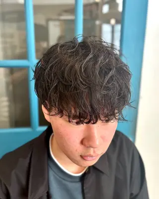パーマ メンズ ショート、韓国メンズ ヘアのかつらぎのヘアスタイル
