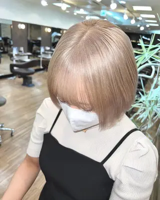 ショート カラー 色ムラ修正の神様 新宿ハイトーンかすみのヘアスタイル