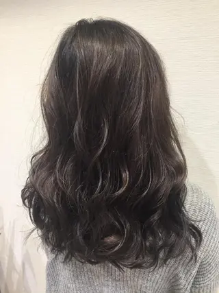 ミディアム カラー 赤阪 優奈のヘアスタイル