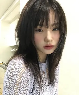 セミロング Airi 韓国y2k ハイレイヤーのヘアスタイル