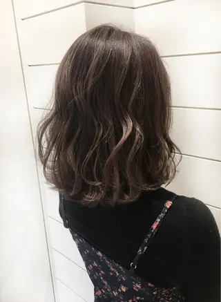 セミロング カラー 鍵山 千秋のヘアスタイル