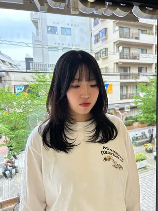 ミディアム 菅沼 紀世／顔周りレイヤーのヘアスタイル