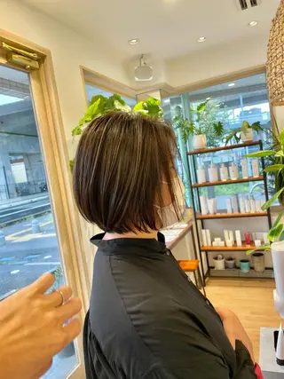 ミディアム 白髪ぼかしハイライト 💫ミネ ヒロシのヘアスタイル