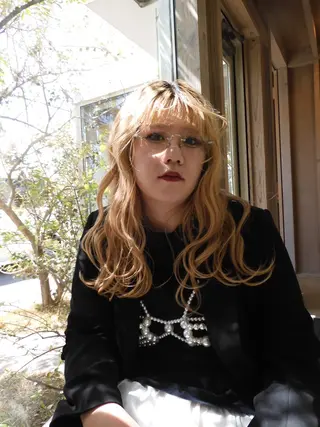 ロング 実生miu 個性派ハイトーンのヘアスタイル