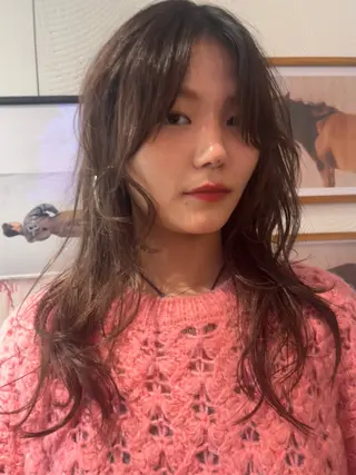 ミディアム カラー ウルフ/レイヤー Miinaのヘアスタイル