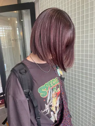 ショート カラー 赤みなしオリーブ ハイトーン×レイヤーのヘアスタイル